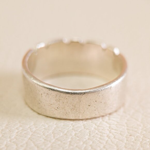 Sterling Silver Carved Band – Signed SY (Steve Yellowhorse), Size 8 - Picture 3 of 9